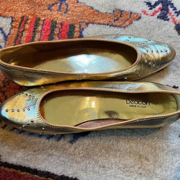 Beautiful like new vintage gold leather flats. Beacon made in the USA. Size 7.5N - Picture 2 of 8